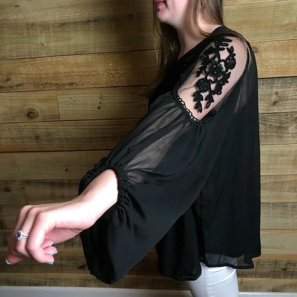 Hayden, Lace accented top,NWT - Picture 4 of 11